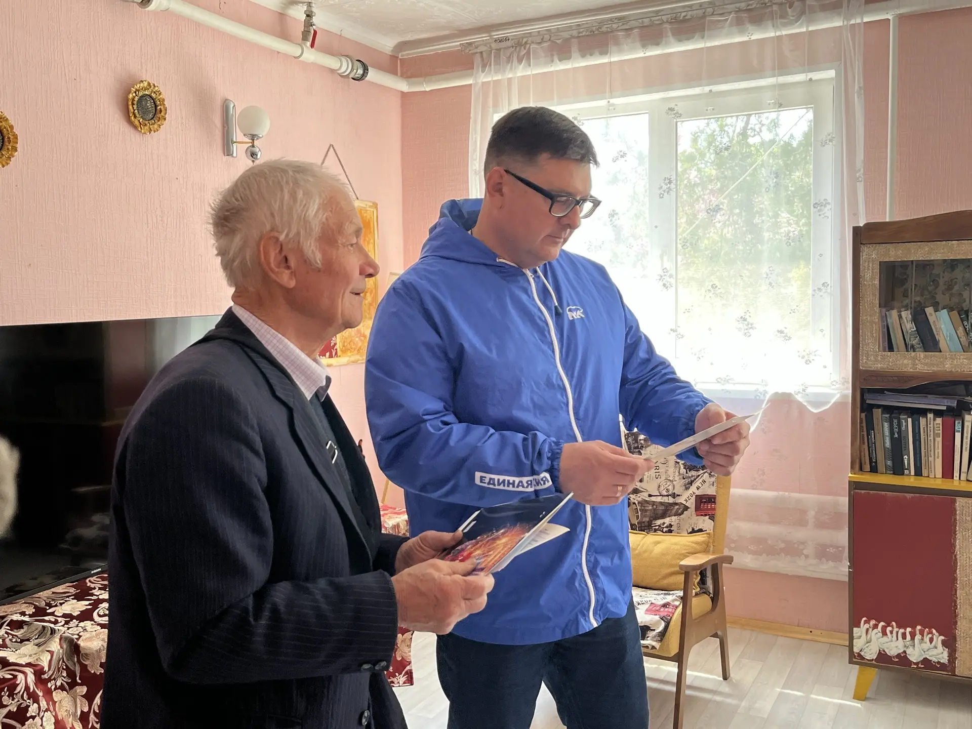 В преддверии 9 Мая, Глава Новоазовского муниципального округа Василий Овчаров совместно с председателем Новоазовского совета ветеранов Евгением Владимировичем Пригоровским, была выполнена почётная миссия — от имени... В преддверии 9 Мая, Глава Новоазовского муниципального округа Василий Овчаров совместно с председателем Новоазовского совета ветеранов Евгением Владимировичем Пригоровским, была выполнена почётная миссия — от имени...