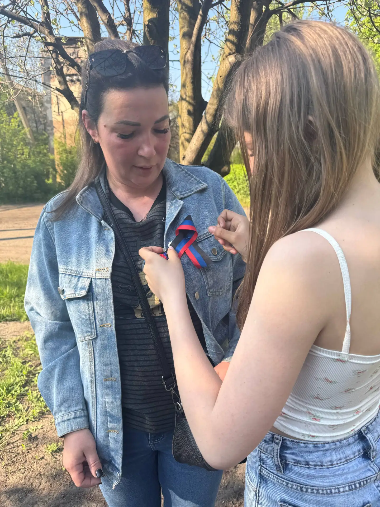 В Никитовском районе Горловки прошла акция по раздаче лент в цветах Донецкой Народной Республики В Никитовском районе Горловки прошла акция по раздаче лент в цветах Донецкой Народной Республики