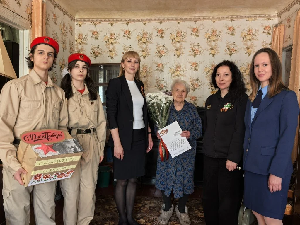 Спасибо, ветеран!. В преддверии Дня Победы первый заместитель главы администрации округа Юлия Рачек вместе с начальником отдела по делам молодежи и спорта Яной Стукало и юнармейцами Ясиноватой поздравили с великим праздником...