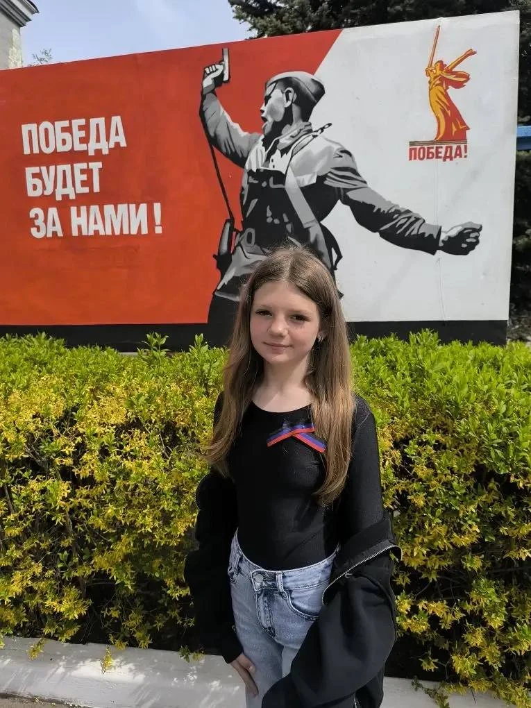 В Никитовском районе Горловки прошла акция по раздаче лент в цветах Донецкой Народной Республики В Никитовском районе Горловки прошла акция по раздаче лент в цветах Донецкой Народной Республики
