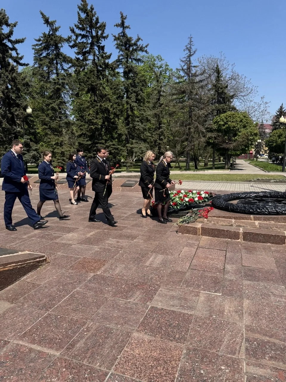 Минутой молчания и цветами — в память о подвиге героев войны Минутой молчания и цветами — в память о подвиге героев войны