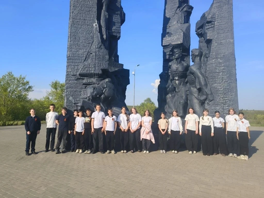 В преддверии Великого праздника Дня Победы ученики 6- А и 7- А классов посетили музей "Молодая гвардия" в городе Краснодоне В преддверии Великого праздника Дня Победы ученики 6- А и 7- А классов посетили музей "Молодая гвардия" в городе Краснодоне