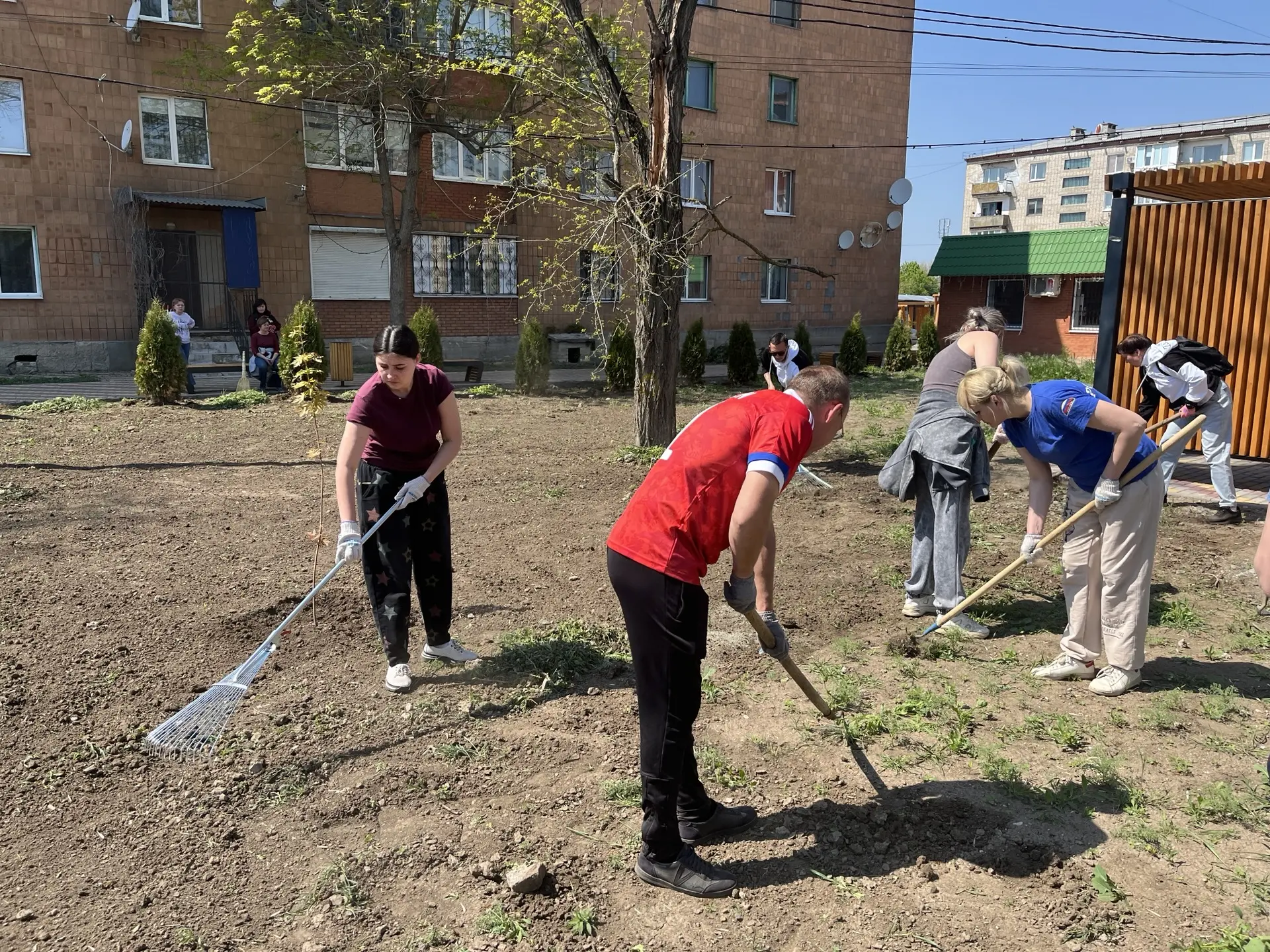 Сегодня, 8 мая, в Новоазовском муниципальном округе состоялся масштабный субботник, приуроченный к Двухмесячнику по благоустройству и в преддверии великого праздника — Дня Победы Сегодня, 8 мая, в Новоазовском муниципальном округе состоялся масштабный субботник, приуроченный к Двухмесячнику по благоустройству и в преддверии великого праздника — Дня Победы