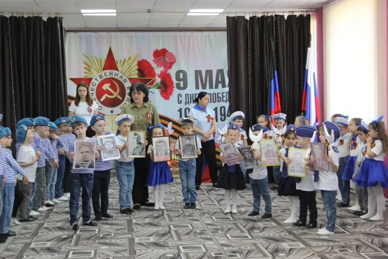 Юные патриоты: в «Красной шапочке» прошел Парад дошколят Юные патриоты: в «Красной шапочке» прошел Парад дошколят