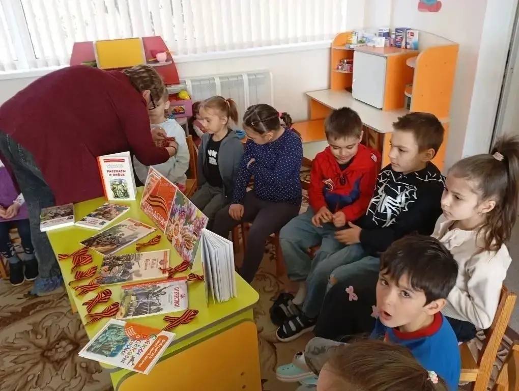 В преддверии праздника Дня Победы, в рамках реализации проекта «Историческая память» библиотекарь Мангушской поселковой библиотеки для детей с ребятами из детского сада «Алиса» провела литературный час «Читаем детям о войне» В преддверии праздника Дня Победы, в рамках реализации проекта «Историческая память» библиотекарь Мангушской поселковой библиотеки для детей с ребятами из детского сада «Алиса» провела литературный час «Читаем детям о войне»