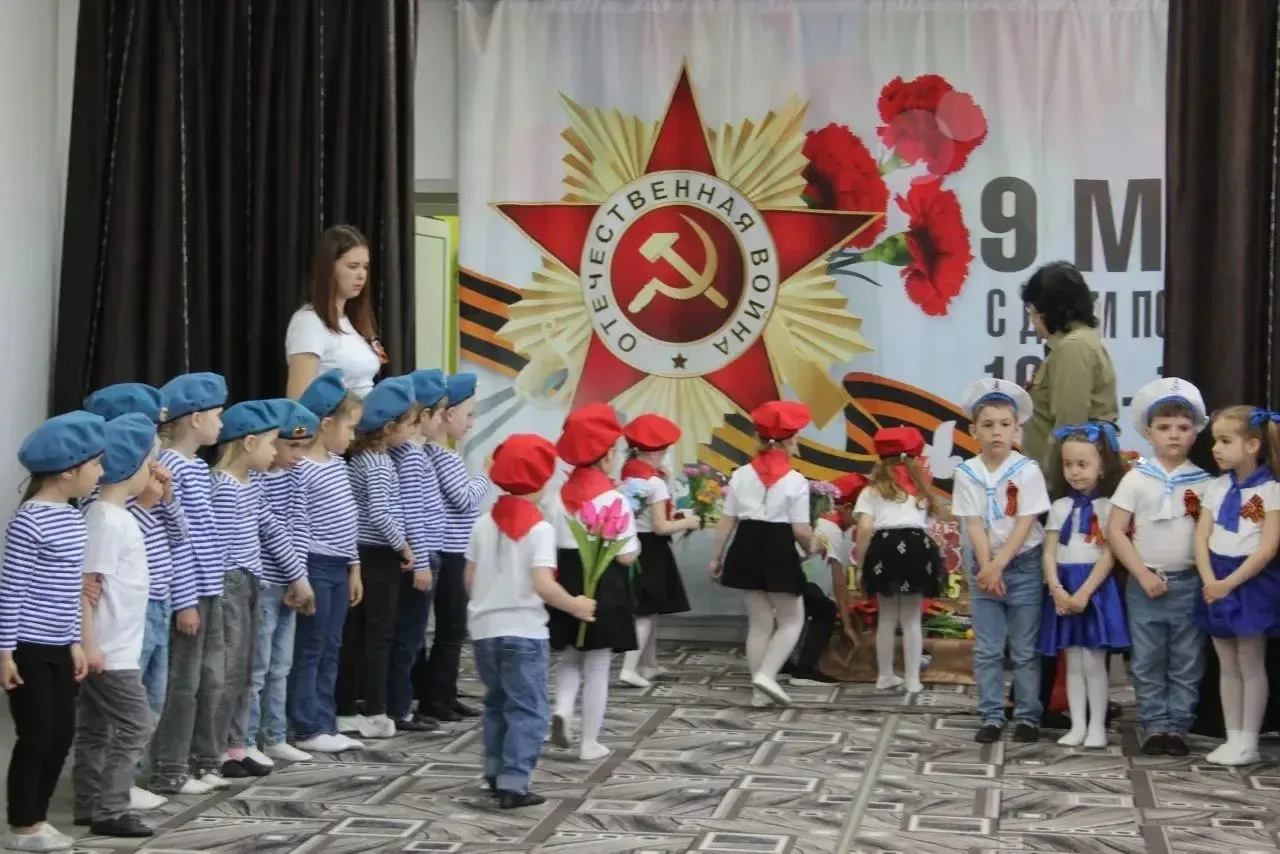 Юные патриоты: в «Красной шапочке» прошел Парад дошколят Юные патриоты: в «Красной шапочке» прошел Парад дошколят