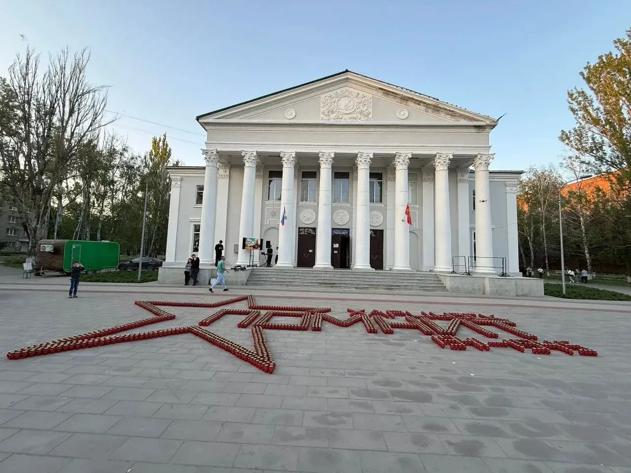9 мая на площади перед Харцызским городским Дворцом культуры прошла акция «Свеча памяти» 9 мая на площади перед Харцызским городским Дворцом культуры прошла акция «Свеча памяти»
