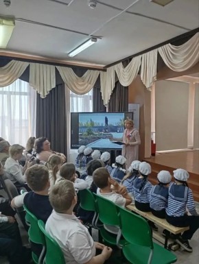 «Памятники истории рассказывают о войне»: тематический час в Мелекинской библиотеке