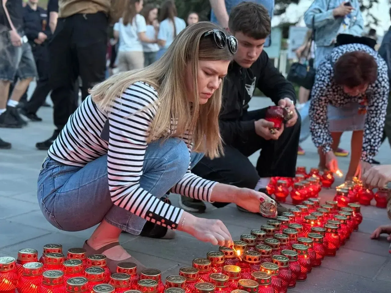 9 мая на площади перед Харцызским городским Дворцом культуры прошла акция «Свеча памяти»