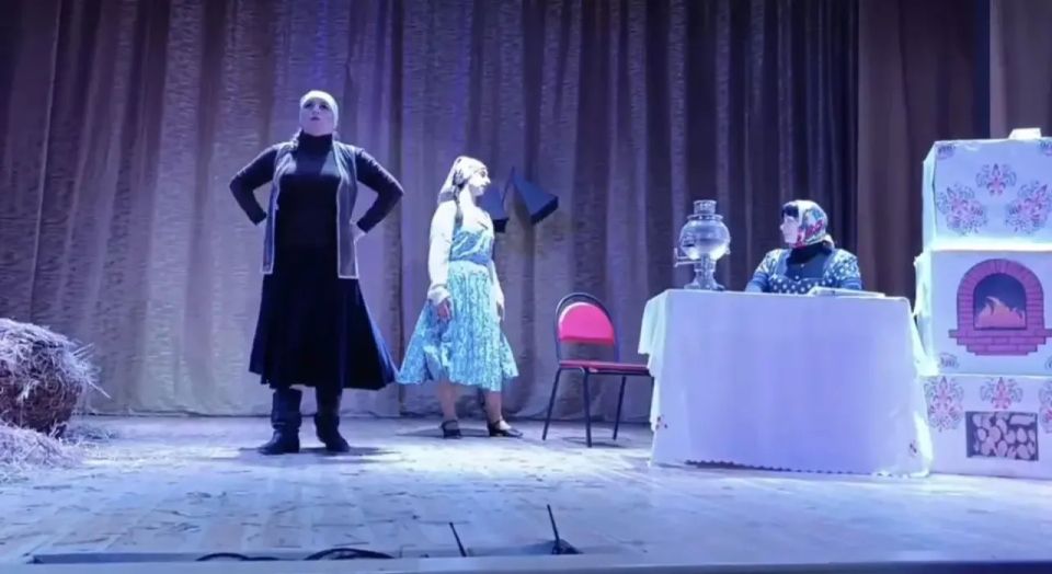 В рамках партийного проекта «Историческая память» в Урзуфском сельском доме культуры состоялся спектакль, посвященный Дню Победы, по пьесе Эвелины Пиженко «Бабья доля» В рамках партийного проекта «Историческая память» в Урзуфском сельском доме культуры состоялся спектакль, посвященный Дню Победы, по пьесе Эвелины Пиженко «Бабья доля»