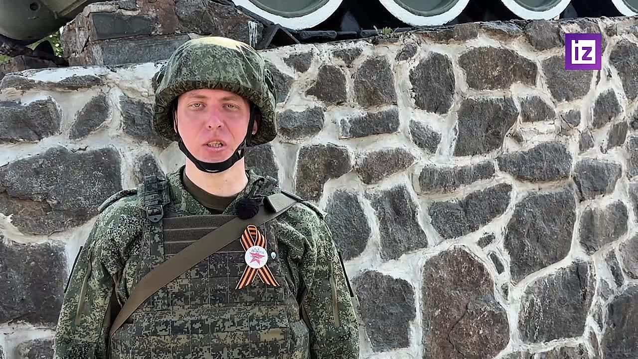 Военнослужащие "Востока" возложили венок и цветы к постаменту с танком Т-34 в освобождённой Волновахе в ДНР