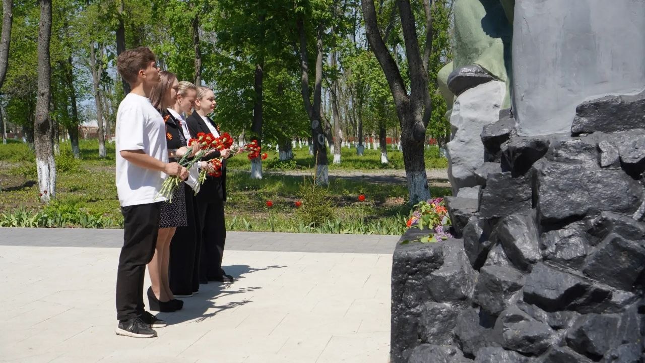 Помним. Чтим. Гордимся.... День Победы — особая дата в истории нашей страны. В этот памятный день, в рамках акции «Бессмертная память», команда Дома молодёжи | Волноваха присоединилась к торжественным мероприятиям и почтила... Помним. Чтим. Гордимся.... День Победы — особая дата в истории нашей страны. В этот памятный день, в рамках акции «Бессмертная память», команда Дома молодёжи | Волноваха присоединилась к торжественным мероприятиям и почтила...