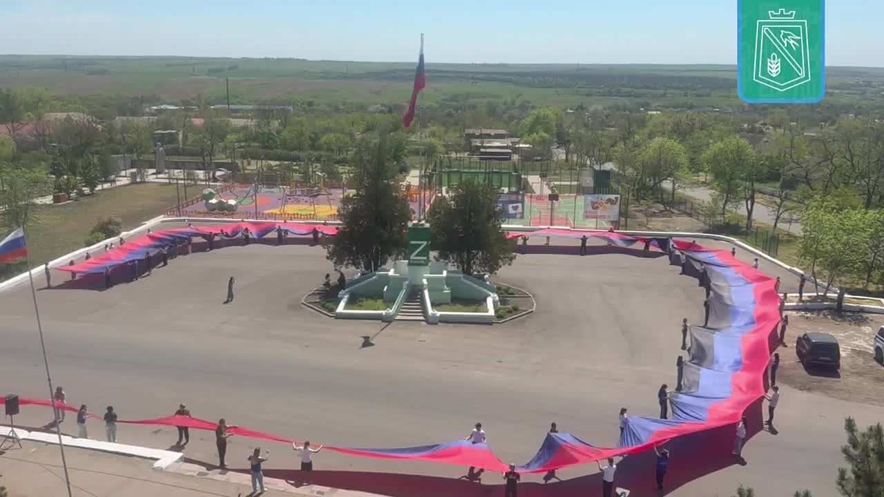 Наталья Великодная: В преддверии Дня Донецкой Народной Республики в селе Гранитное активисты «Молодой Гвардии Единой России» вместе с местной молодежью развернули 200-метровый флаг ДНР