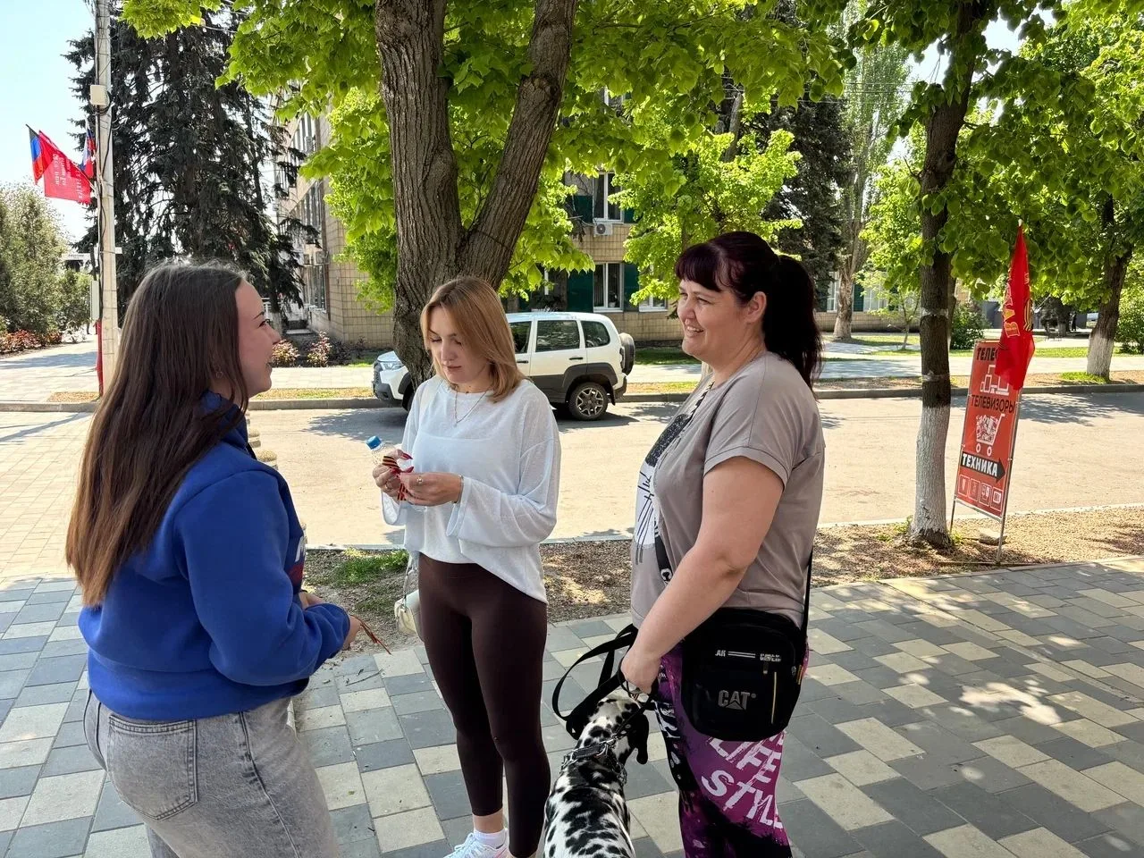 В День Великой Победы в Амвросиевке прошла акция «Георгиевская ленточка» В День Великой Победы в Амвросиевке прошла акция «Георгиевская ленточка»