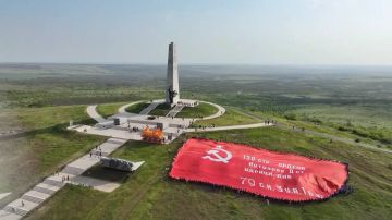 Фотографии с развёртывания самого большого знамени Победы на Саур-Могиле