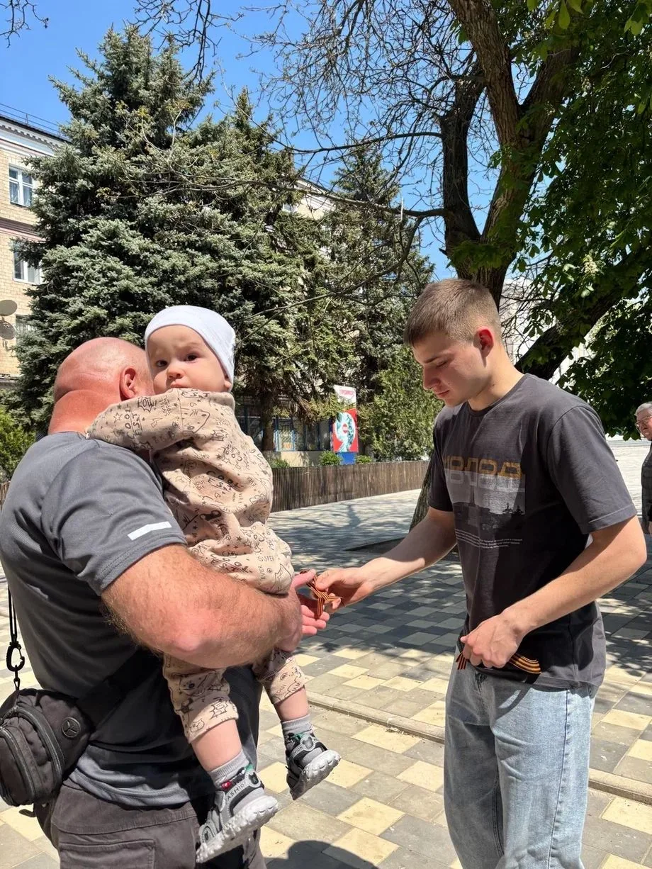 В День Великой Победы в Амвросиевке прошла акция «Георгиевская ленточка» В День Великой Победы в Амвросиевке прошла акция «Георгиевская ленточка»