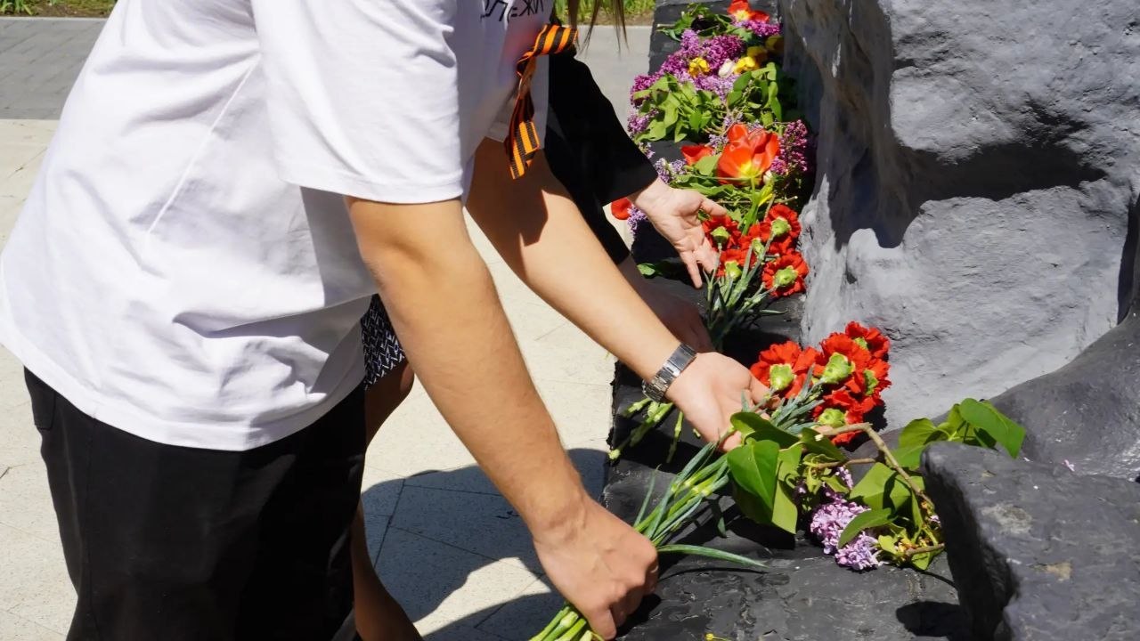 Помним. Чтим. Гордимся.... День Победы — особая дата в истории нашей страны. В этот памятный день, в рамках акции «Бессмертная память», команда Дома молодёжи | Волноваха присоединилась к торжественным мероприятиям и почтила... Помним. Чтим. Гордимся.... День Победы — особая дата в истории нашей страны. В этот памятный день, в рамках акции «Бессмертная память», команда Дома молодёжи | Волноваха присоединилась к торжественным мероприятиям и почтила...