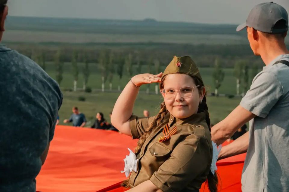 Фотографии с развёртывания самого большого знамени Победы на Саур-Могиле Фотографии с развёртывания самого большого знамени Победы на Саур-Могиле