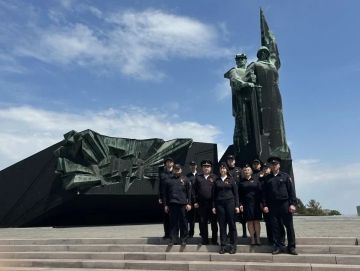 Сотрудники второго специального полка полиции МВД по ДНР почтили память героев Великой Победы