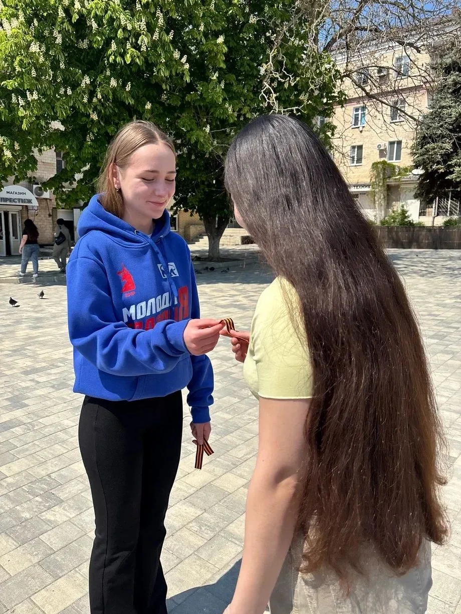 В День Великой Победы в Амвросиевке прошла акция «Георгиевская ленточка» В День Великой Победы в Амвросиевке прошла акция «Георгиевская ленточка»