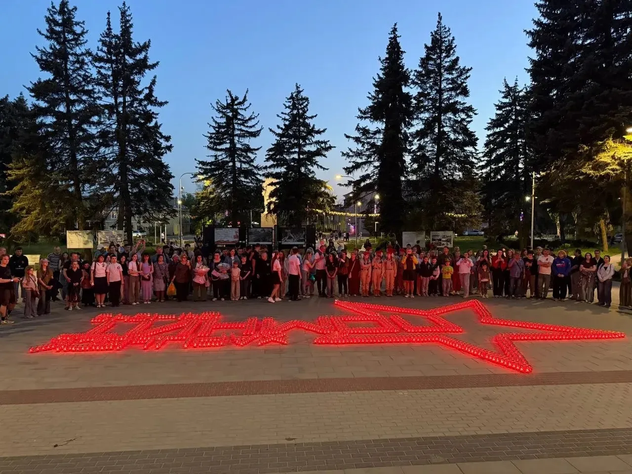 9 мая на площади перед Харцызским городским Дворцом культуры прошла акция «Свеча памяти» 9 мая на площади перед Харцызским городским Дворцом культуры прошла акция «Свеча памяти»