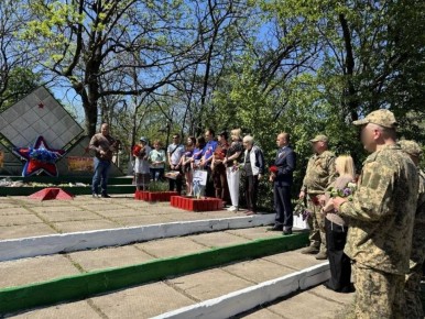 Вечная память и живая благодарность: цветы у Могилы советских воинов