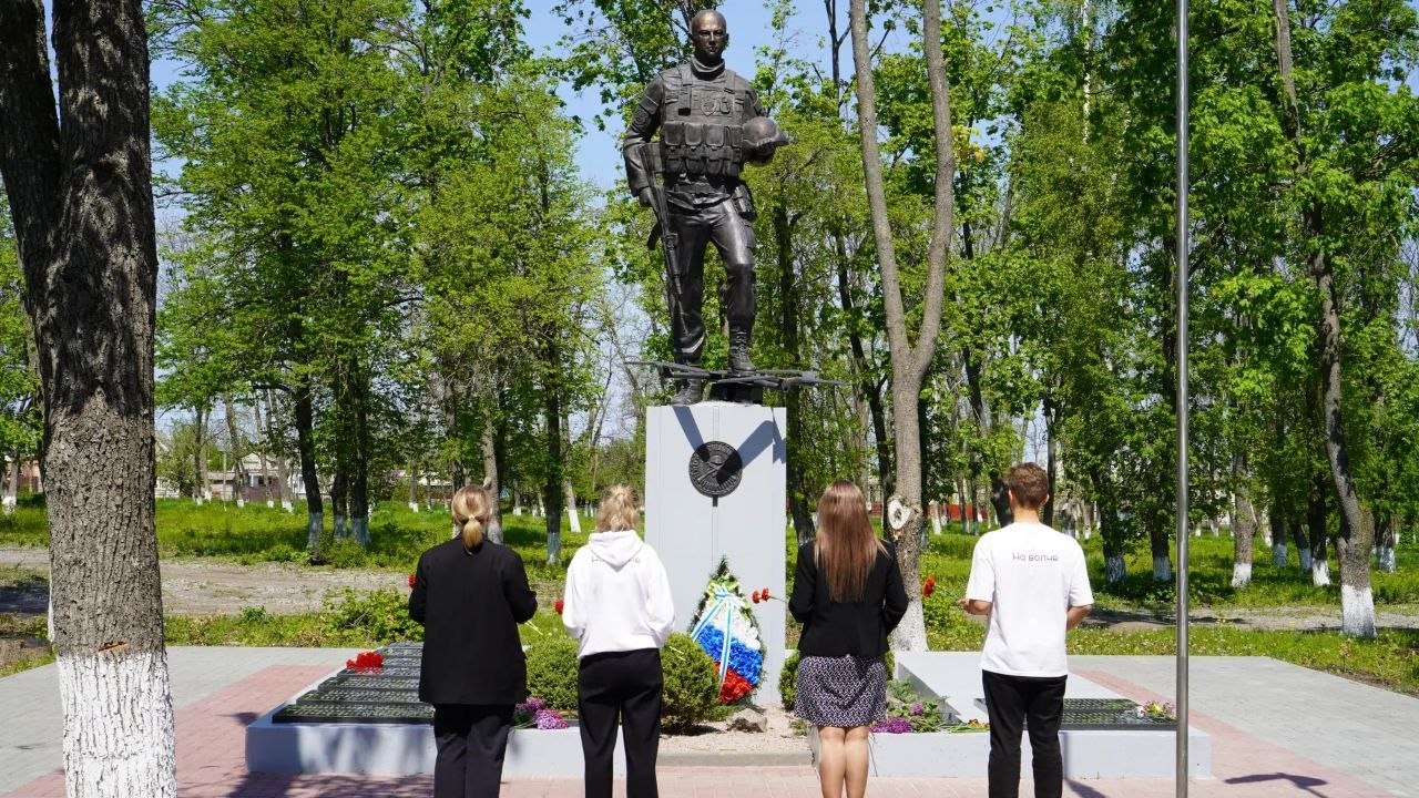 Помним. Чтим. Гордимся.... День Победы — особая дата в истории нашей страны. В этот памятный день, в рамках акции «Бессмертная память», команда Дома молодёжи | Волноваха присоединилась к торжественным мероприятиям и почтила... Помним. Чтим. Гордимся.... День Победы — особая дата в истории нашей страны. В этот памятный день, в рамках акции «Бессмертная память», команда Дома молодёжи | Волноваха присоединилась к торжественным мероприятиям и почтила...