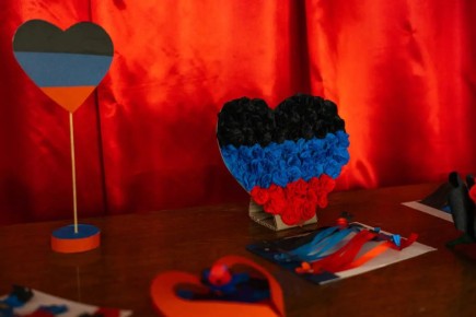 В преддверии 11 мая- Дня Республики в МБУ "Клуб "Прогресс" г.о. Торез" была оформлена Культурно-патриотическая выставка «Донбасс-мой край родной»