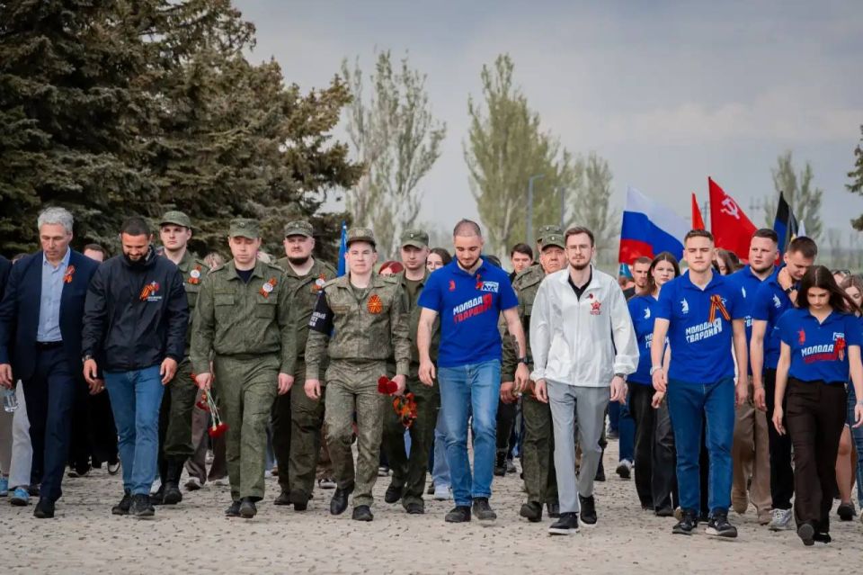 Фотографии с развёртывания самого большого знамени Победы на Саур-Могиле Фотографии с развёртывания самого большого знамени Победы на Саур-Могиле