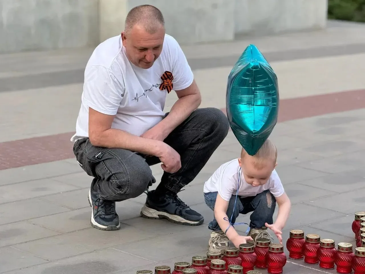 9 мая на площади перед Харцызским городским Дворцом культуры прошла акция «Свеча памяти» 9 мая на площади перед Харцызским городским Дворцом культуры прошла акция «Свеча памяти»