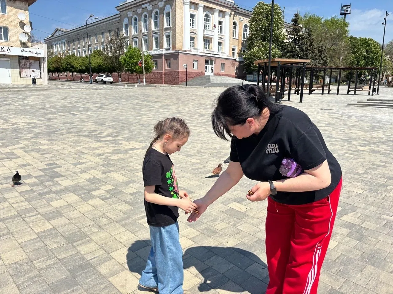 В День Великой Победы в Амвросиевке прошла акция «Георгиевская ленточка» В День Великой Победы в Амвросиевке прошла акция «Георгиевская ленточка»