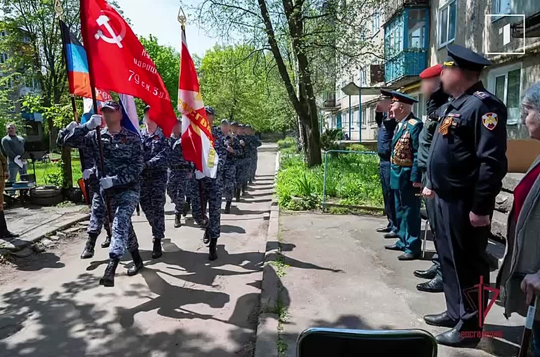 В ДНР росгвардейцы провели парад у дома ветерана Великой Отечественной войны