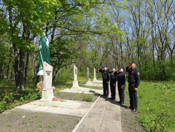 Сотрудники полиции почтили память защитников Отечества