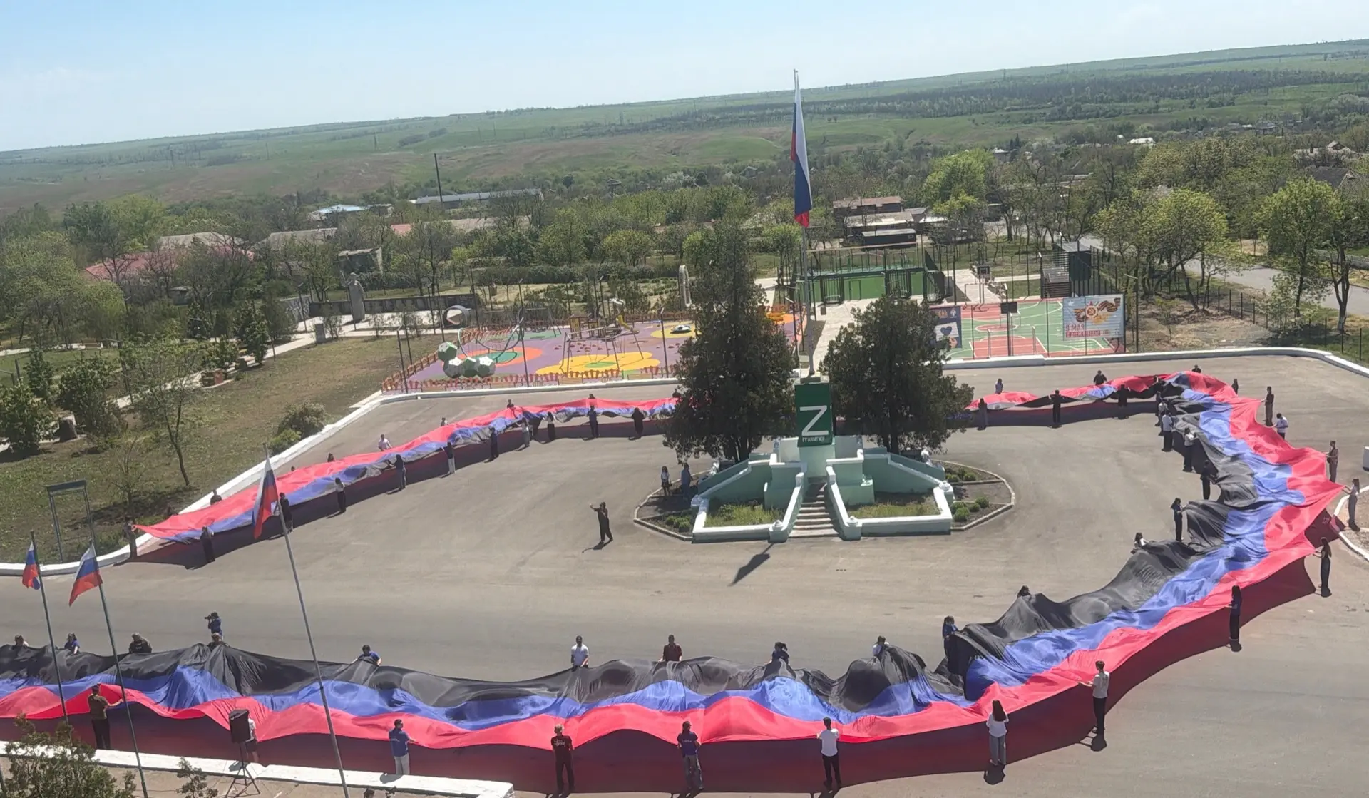Наталья Великодная: В преддверии Дня Донецкой Народной Республики в селе Гранитное активисты «Молодой Гвардии Единой России» вместе с местной молодежью развернули 200-метровый флаг ДНР Наталья Великодная: В преддверии Дня Донецкой Народной Республики в селе Гранитное активисты «Молодой Гвардии Единой России» вместе с местной молодежью развернули 200-метровый флаг ДНР