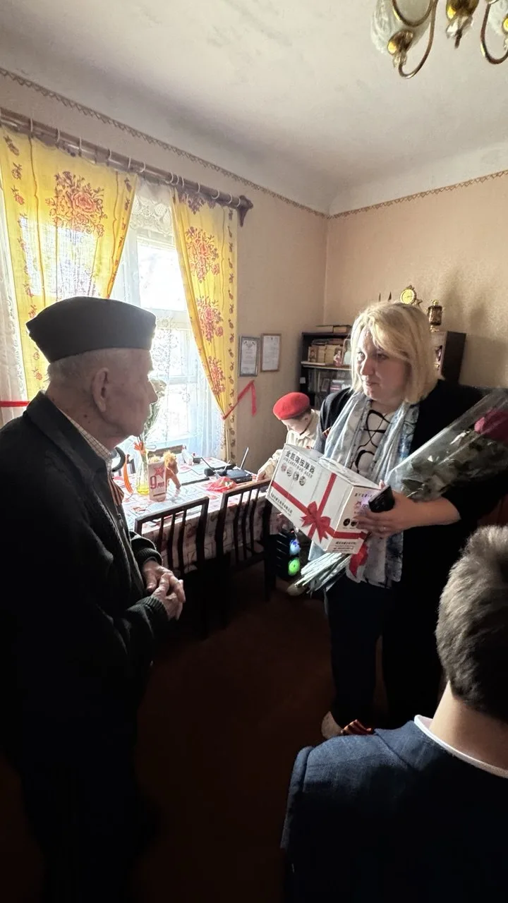 Спасибо за Победу: ветеран Федор Иванович принял поздравления от союзниц и друзей Спасибо за Победу: ветеран Федор Иванович принял поздравления от союзниц и друзей