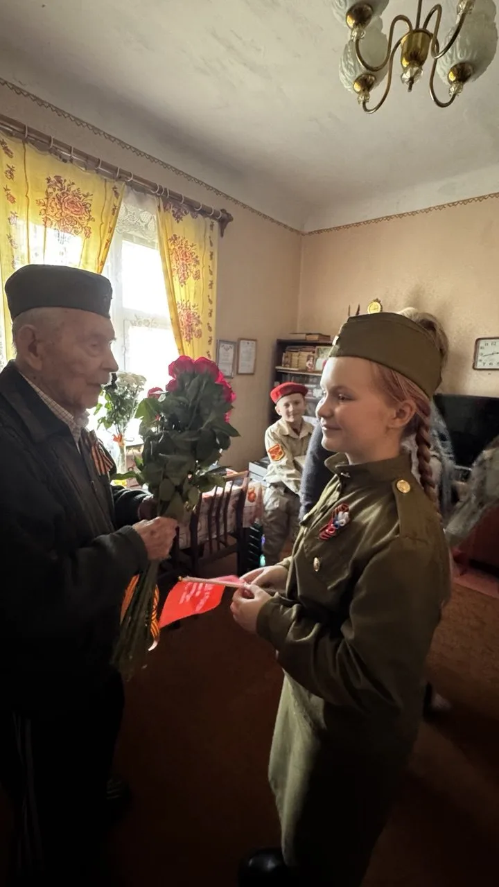 Спасибо за Победу: ветеран Федор Иванович принял поздравления от союзниц и друзей Спасибо за Победу: ветеран Федор Иванович принял поздравления от союзниц и друзей