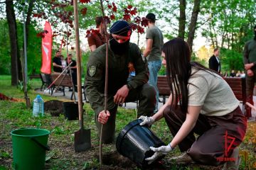 В Донецке росгвардейцы присоединились к акции «Красный клён»