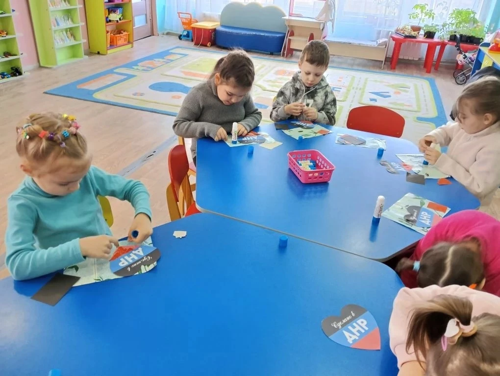 В кружке «Лучики» Светлодарского ЦДЮТ прошло тематическое занятие ко Дню Республики В кружке «Лучики» Светлодарского ЦДЮТ прошло тематическое занятие ко Дню Республики
