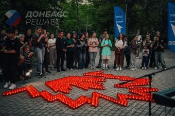 В Донецке на Аллее ангелов почтили память погибших детей Донбасса