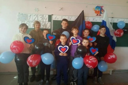 В преддверии Дня Донецкой Народной Республики учащиеся Светлодарского ЦДЮТ стали участниками флешмоба «С Республикой в сердце»