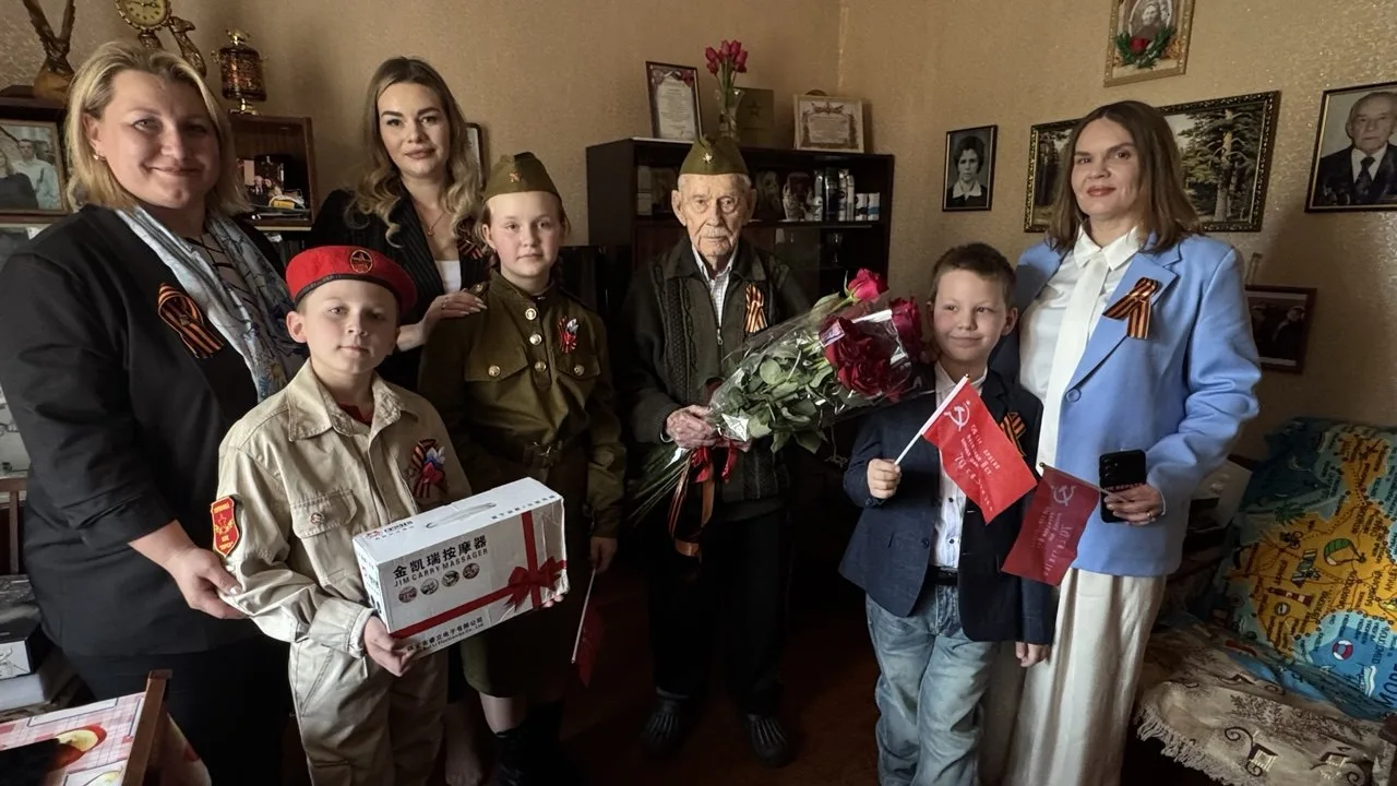 Спасибо за Победу: ветеран Федор Иванович принял поздравления от союзниц и друзей Спасибо за Победу: ветеран Федор Иванович принял поздравления от союзниц и друзей