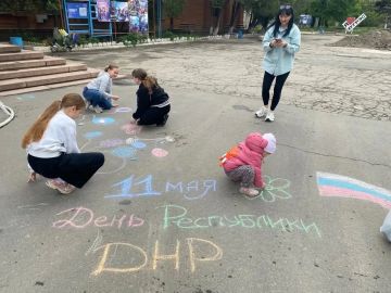 С Днём Донецкой Народной Республики, Зугрэс!