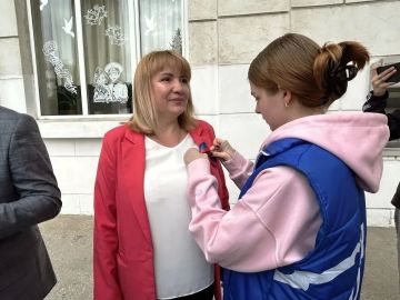 В честь Дня Донецкой Народной Республики шахтерцам раздавали ленточки триколор