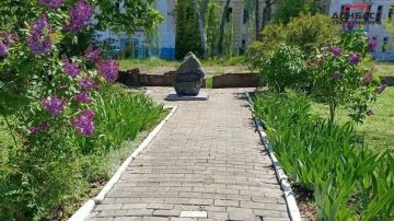 «ПАМЯТЬ, СОГРЕТАЯ СЕРДЦАМИ»: СОТРУДНИКИ ФИЛИАЛА «МАРИУПОЛЬТЕПЛОСЕТЬ» ПРОВЕЛИ УБОРКУ ПАМЯТНИКА ВОЕННОПЛЕННЫМ