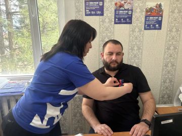 День Донецкой Народной Республики, активисты партии «Единая Россия» провели акцию, в рамках которой раздавались ленточки ДНР