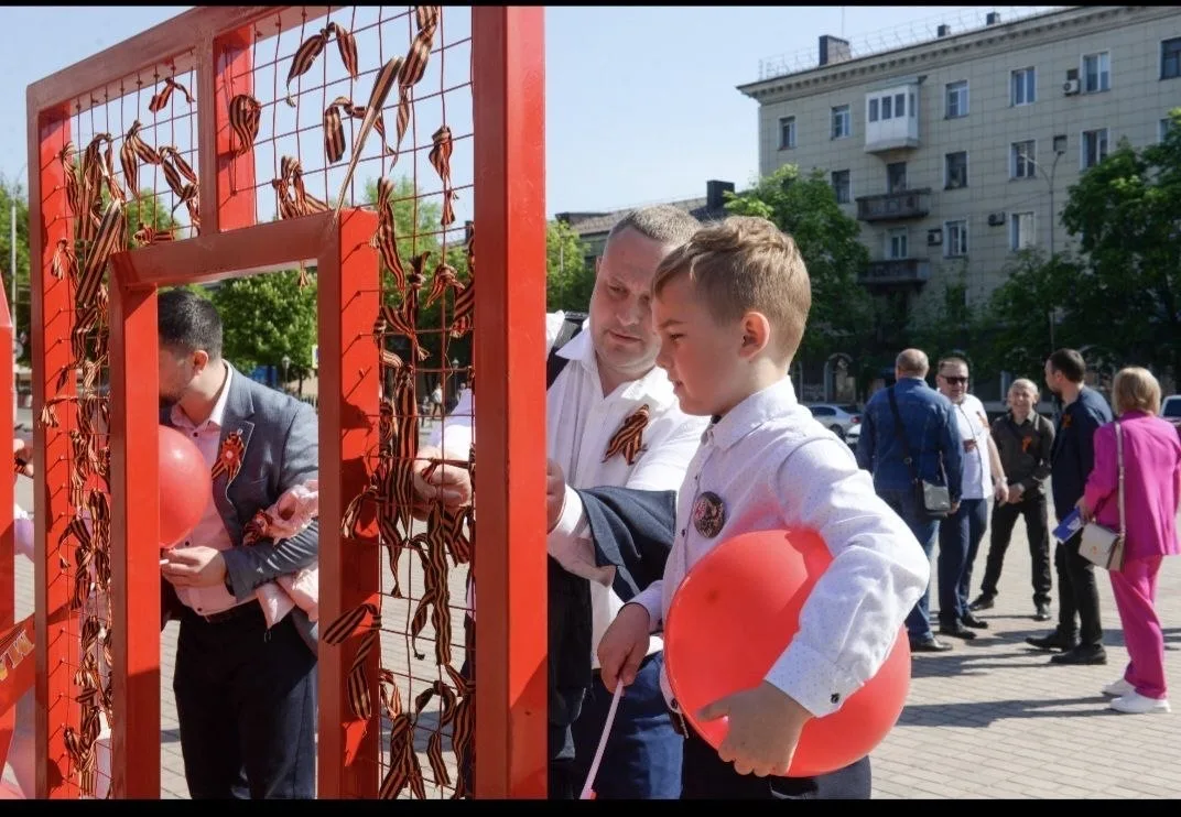 ЮГМК продолжает проводить акцию памяти «Тысяча сердец» в Енакиево и Алчевске, приуроченную ко Дню Победы ЮГМК продолжает проводить акцию памяти «Тысяча сердец» в Енакиево и Алчевске, приуроченную ко Дню Победы