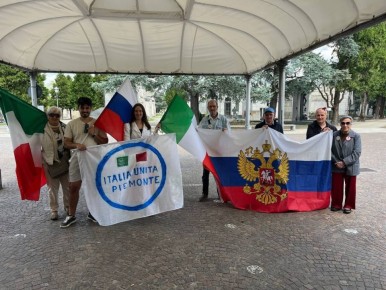 В эти дни простые жители Италии отмечают День Победы, в то время, как продажные еврочиновники всячески пытаются запретить наш великий праздник