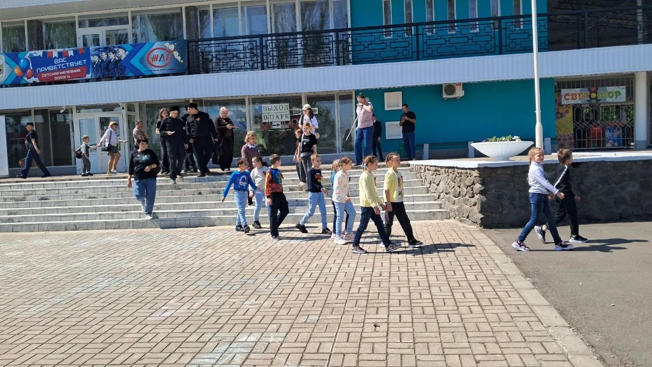 9 Мая, в честь празднования Дня Великой Победы, на Донецкой детской железной дороге состоялась благотворительная акция для подопечных благотворительного фонда «Время добрых» 9 Мая, в честь празднования Дня Великой Победы, на Донецкой детской железной дороге состоялась благотворительная акция для подопечных благотворительного фонда «Время добрых»