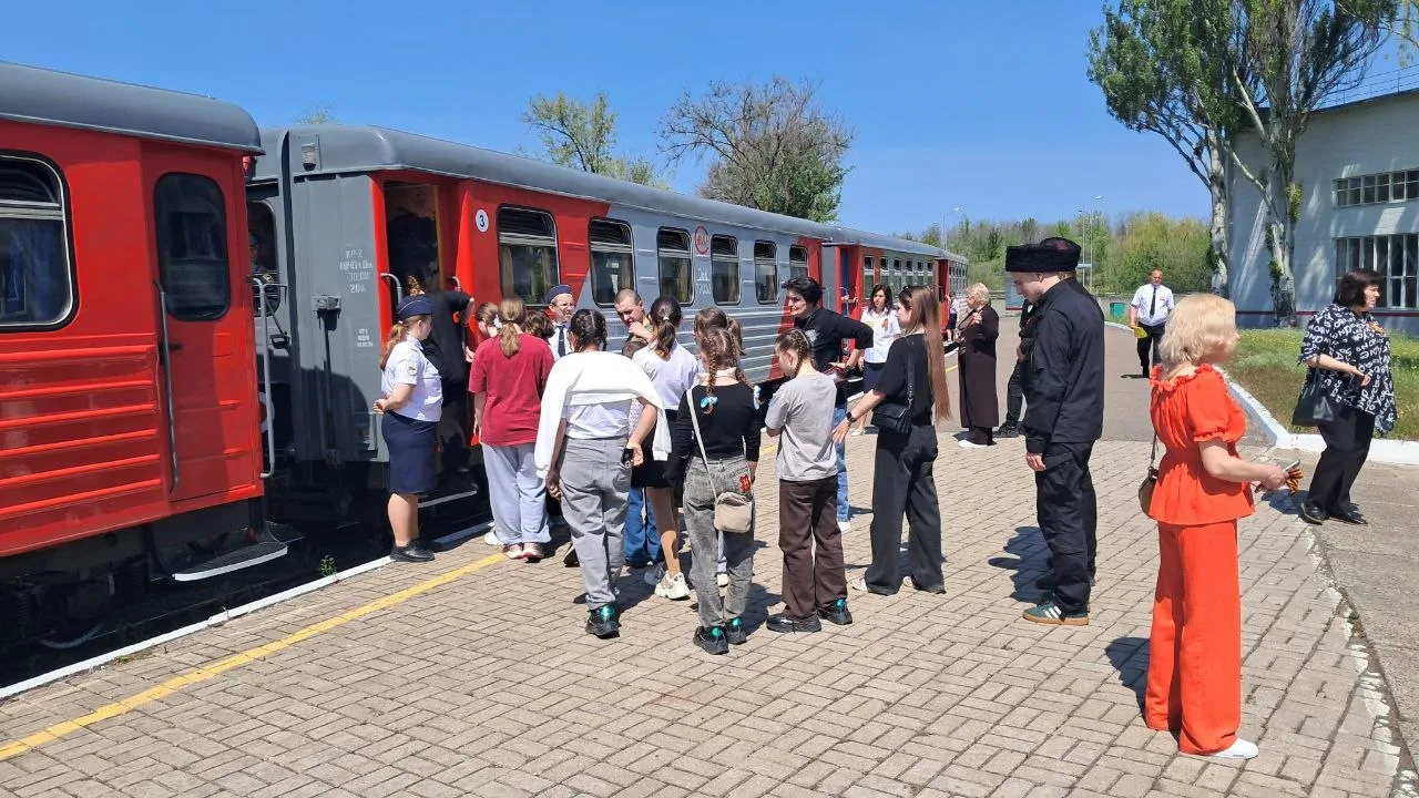 9 Мая, в честь празднования Дня Великой Победы, на Донецкой детской железной дороге состоялась благотворительная акция для подопечных благотворительного фонда «Время добрых» 9 Мая, в честь празднования Дня Великой Победы, на Донецкой детской железной дороге состоялась благотворительная акция для подопечных благотворительного фонда «Время добрых»