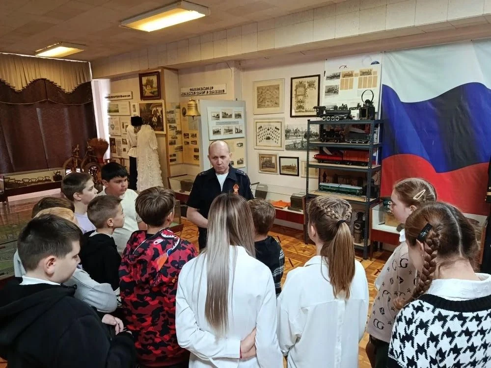 Транспортные полицейские Иловайска провели патриотическую экскурсию в музей для школьников Транспортные полицейские Иловайска провели патриотическую экскурсию в музей для школьников